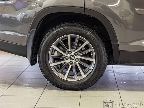 Used 2019 Toyota Highlander XLE AWD/4WD image 12