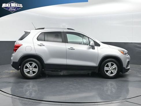 Used 2018 Chevrolet Trax LT w/ LT Convenience Package FWD image 8