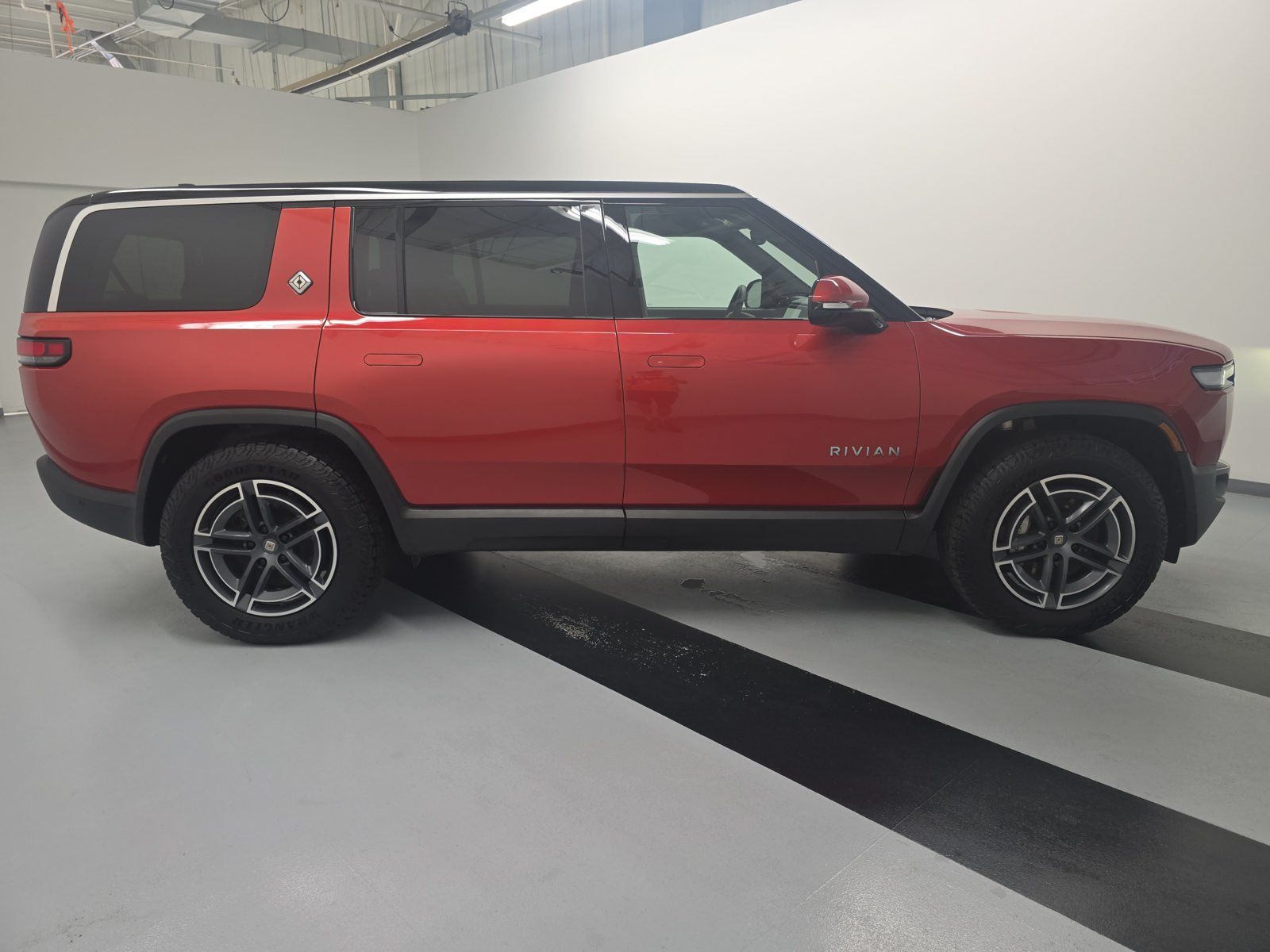 Used 2025 Rivian R1S Adventure Dual AWD/4WD image 6