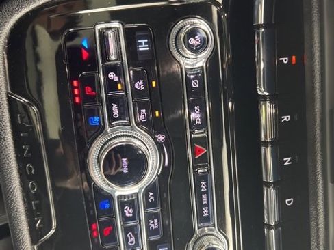 Used 2020 Lincoln Corsair AWD w/ Premium Package image 17