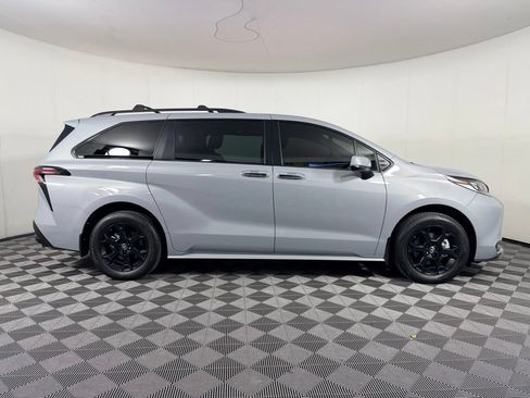 Used 2025 Toyota Sienna XLE Woodland Edition AWD/4WD image 7