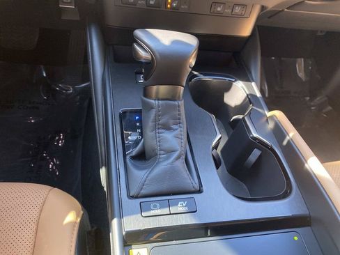 Used 2025 Lexus ES 300h w/ Premium Package FWD image 32