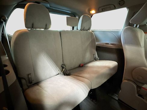 Used 2020 Toyota Sienna L image 24