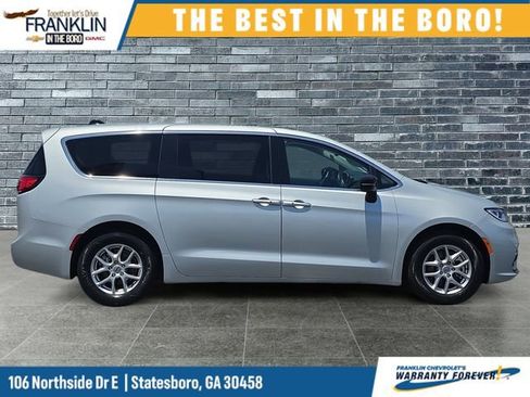 Used 2024 Chrysler Pacifica Touring-L FWD image 7