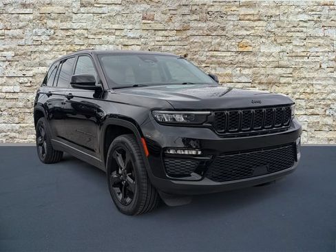 Used 2023 Jeep Grand Cherokee Limited w/ Black Appearance Package AWD/4WD image 2