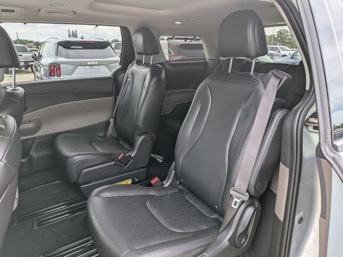 Certified 2025 Kia Carnival SX FWD image 19