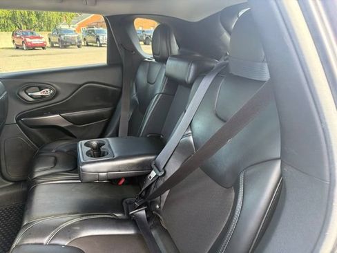 Used 2019 Jeep Cherokee Latitude Plus w/ Cold Weather Group AWD/4WD image 14