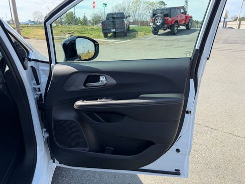 New 2026 Chrysler Pacifica Select FWD image 29