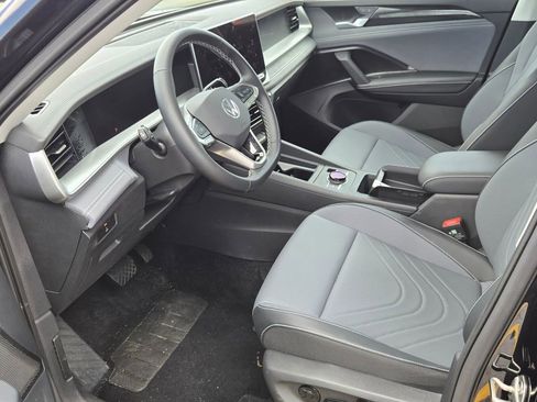 Used 2025 Volkswagen Tiguan SE w/ Panoramic Sunroof Package AWD/4WD image 5