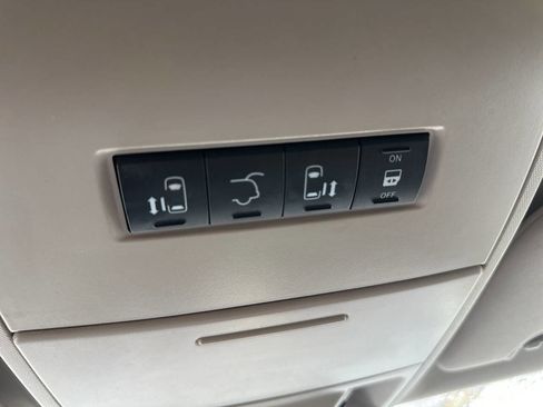 Used 2016 Chrysler Town & Country Touring w/ Driver Convenience Group image 18