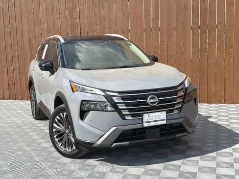 Used 2025 Nissan Rogue SL w/ Tech Package image 11