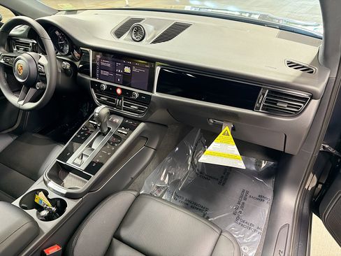 Certified 2026 Porsche Macan AWD/4WD image 15