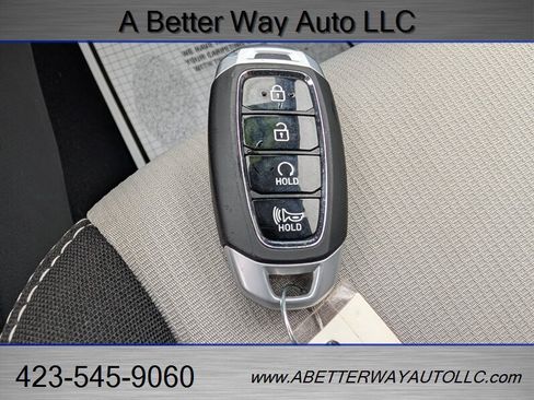 Used 2025 Hyundai Venue Limited FWD image 17