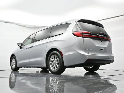 New 2026 Chrysler Pacifica Select image 40