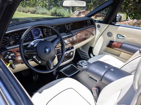 Used 2015 Rolls-Royce Phantom Drophead Coupe image 18