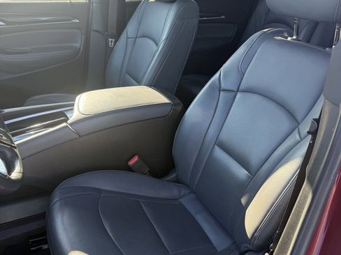 Used 2022 Buick Enclave Essence image 7