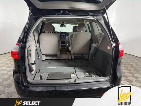 Used 2020 Toyota Sienna LE w/ LE Preferred Package FWD image 8