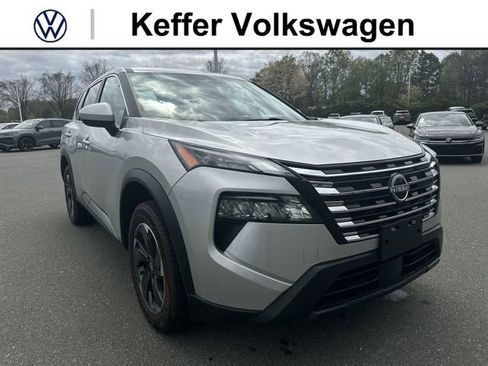 Used 2024 Nissan Rogue SV AWD/4WD image 7