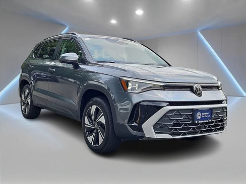 Certified 2025 Volkswagen Taos SE w/ Panoramic Sunroof Package AWD/4WD image 3