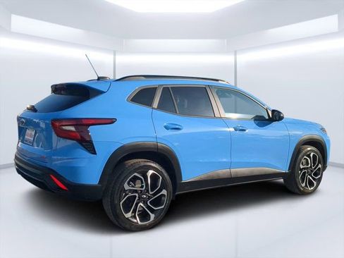 Used 2024 Chevrolet Trax RS w/ Sunroof Package image 3