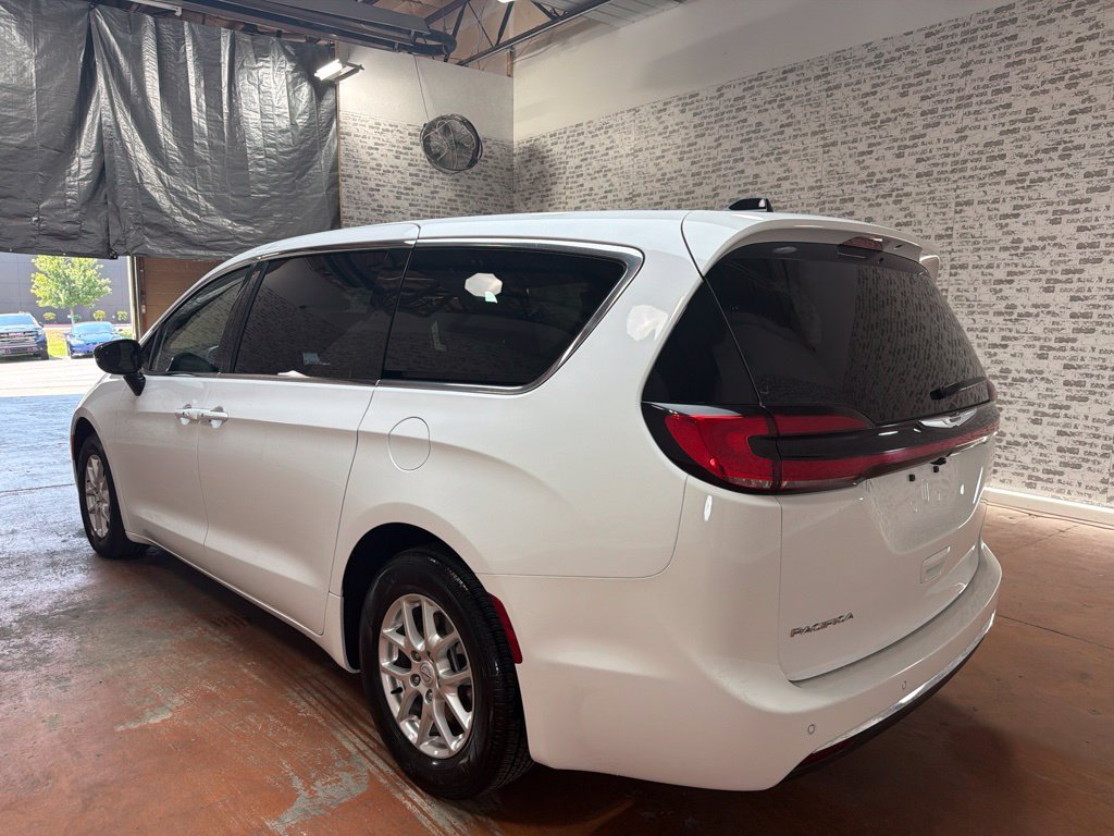 Used 2026 Chrysler Pacifica Select FWD image 5