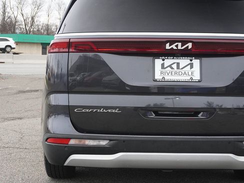 Used 2022 Kia Carnival LX image 16
