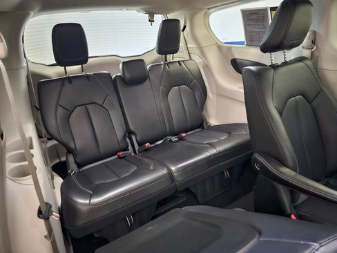Used 2024 Chrysler Pacifica Limited FWD image 22