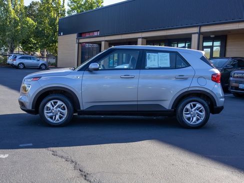 Used 2021 Hyundai Venue SE FWD image 10