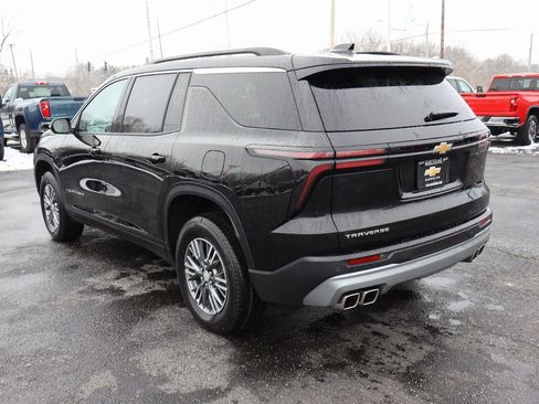 Used 2025 Chevrolet Traverse LT image 3