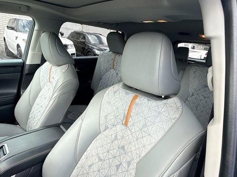 Used 2023 Toyota Highlander Bronze Edition FWD image 21
