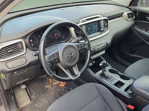 Used 2017 Kia Sorento LX w/ LX Convenience Package image 18
