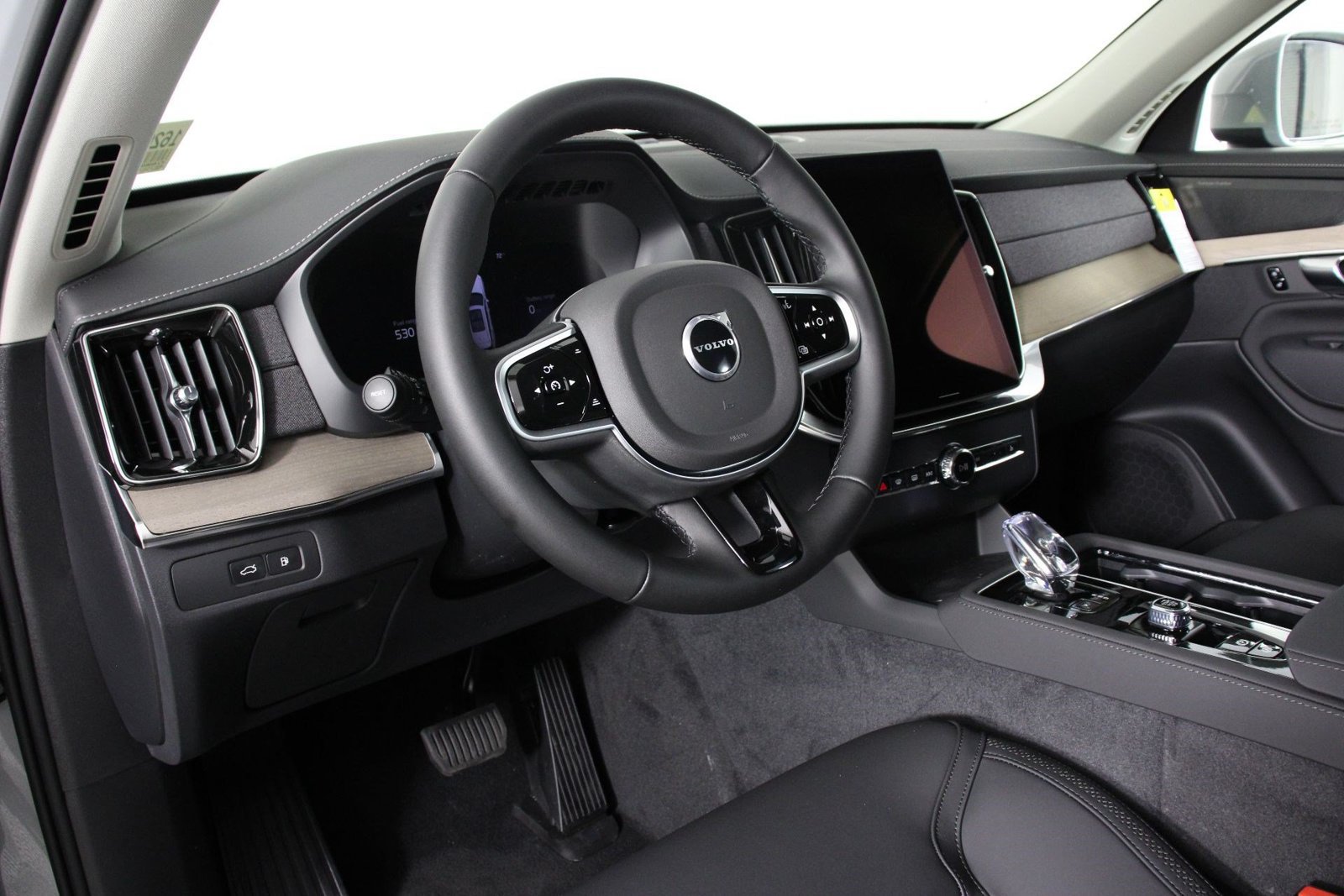 New 2026 Volvo XC90 T8 Plus w/ Protection Package AWD/4WD image 8