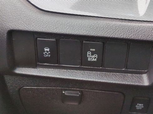 Used 2015 Toyota Sienna SE Premium image 32