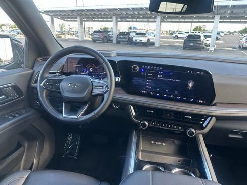Certified 2025 Chevrolet Suburban Z71 AWD/4WD image 16