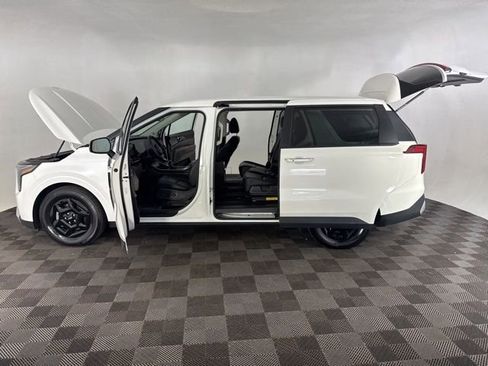 Used 2025 Kia Carnival image 11