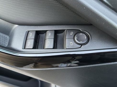 Used 2025 Chevrolet Equinox LT w/ Convenience Package II image 16