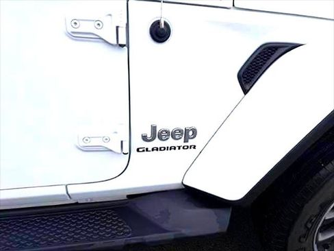 Used 2022 Jeep Gladiator Overland w/ Popular Equipment Package AWD/4WD image 5