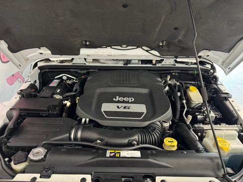 Used 2015 Jeep Wrangler Unlimited Sahara w/ Connectivity Group AWD/4WD image 6