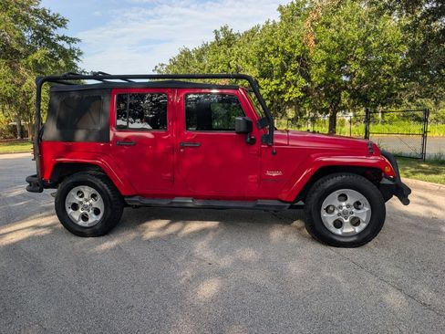 Used 2015 Jeep Wrangler Unlimited Sahara w/ Connectivity Group AWD/4WD image 8