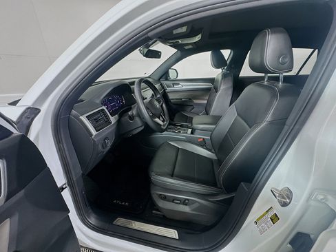 Used 2022 Volkswagen Atlas Cross Sport SE FWD image 13