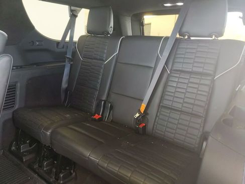 Used 2023 Cadillac Escalade ESV V AWD/4WD image 17
