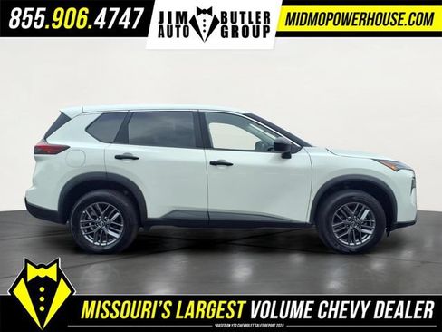 Used 2024 Nissan Rogue S AWD/4WD image 2
