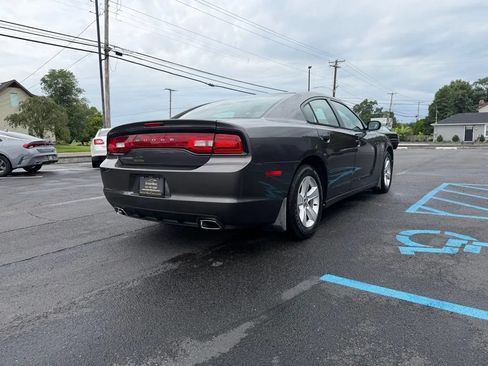 Used 2013 Dodge Charger SE RWD image 3