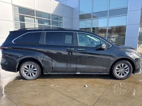 Used 2024 Toyota Sienna XLE image 7