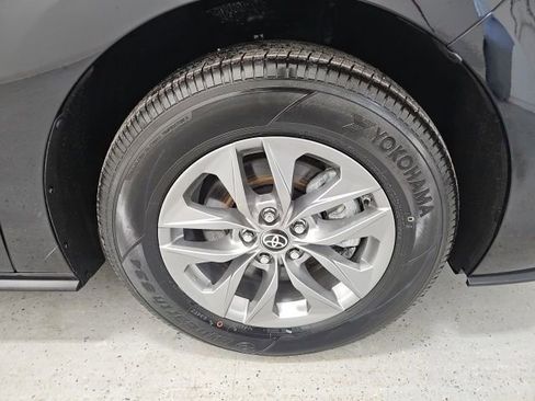 Used 2024 Toyota Sienna LE image 9