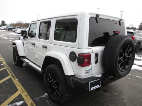 Used 2021 Jeep Wrangler Unlimited Sahara w/ Cold Weather Group image 5