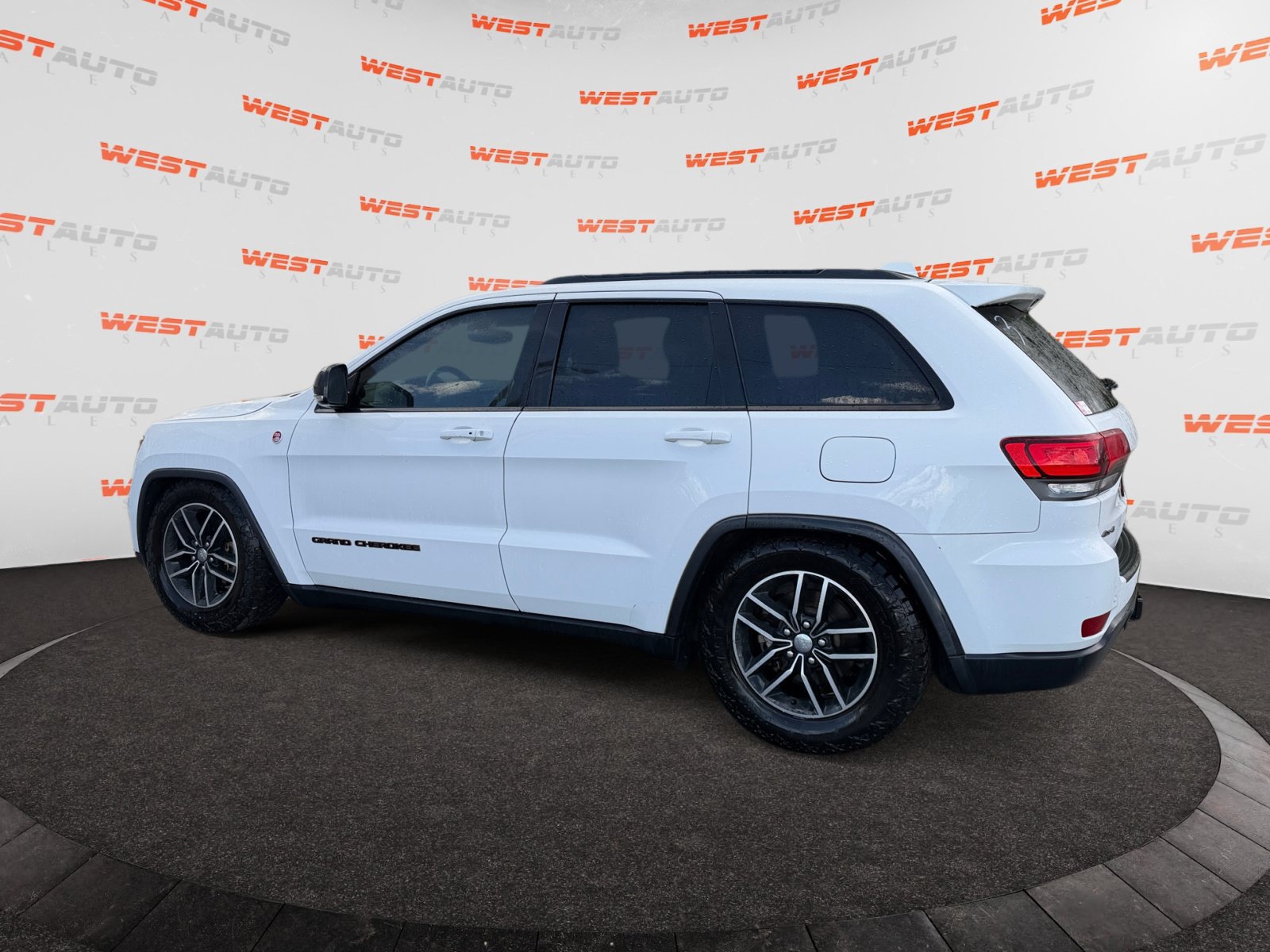 Used 2018 Jeep Grand Cherokee Trailhawk AWD/4WD image 3