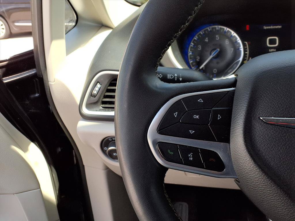 Used 2023 Chrysler Pacifica Touring-L FWD image 13
