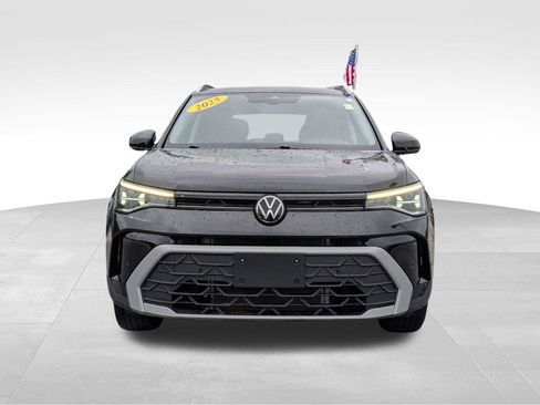 Used 2025 Volkswagen Taos SE FWD image 9