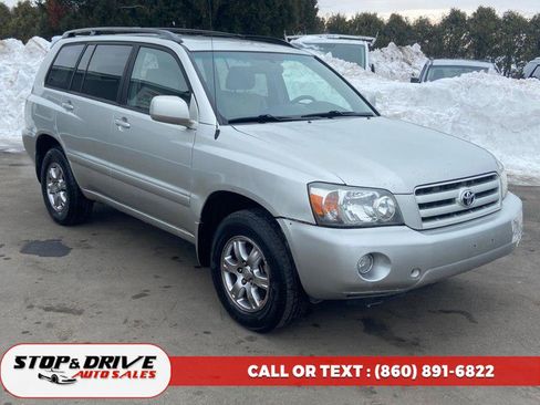 Used 2005 Toyota Highlander 4WD V6 w/ 3rd Row image 5